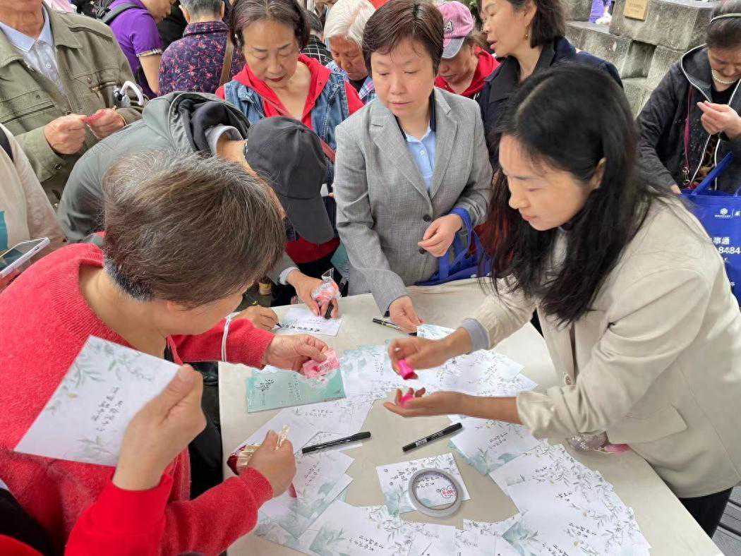 渝中区七星岗街道开展文明殡葬宣传活动