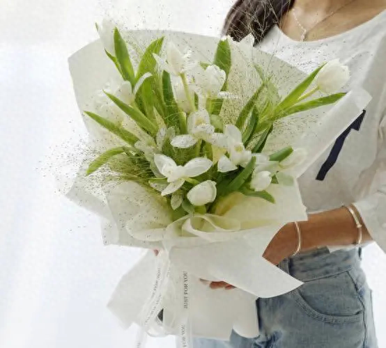 白色郁金香花语和寓意