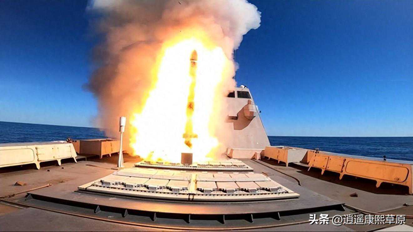 法国海军用不同平台发射的两枚导弹对一个目标进行了同步打击