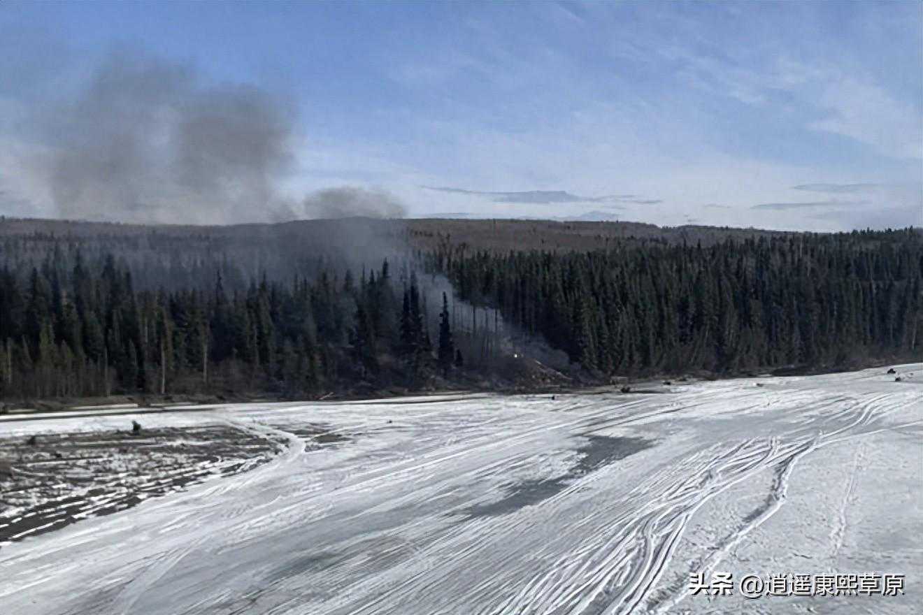 一架载有两人的道格拉斯 C-54 坠入阿拉斯加结冰的河流中