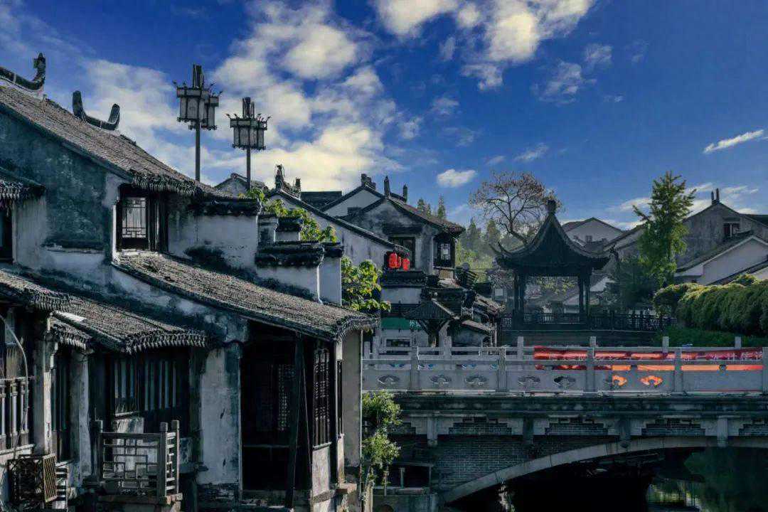 世界是一个巨大的儿童乐园！我竟在一座古镇旁实现了滑梯自由