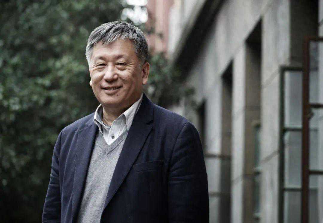 《时间玩偶》：历史与文学交织的深沉画卷