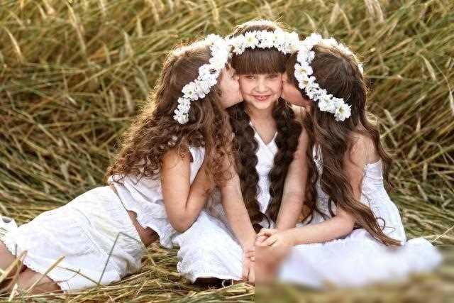 我找表姐借8万，三年后还12万，退我4万，登门送去我妈：不用