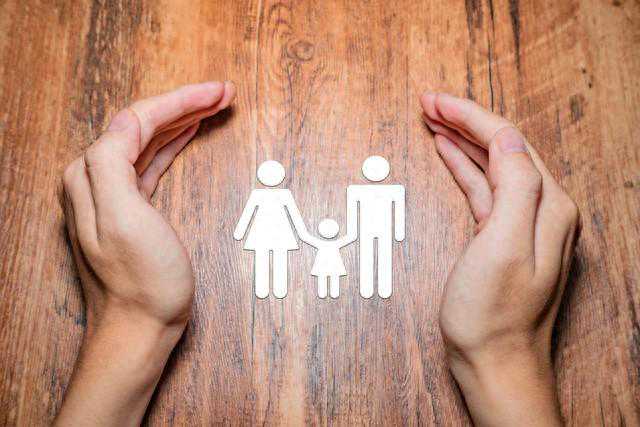 前夫殴打10岁女儿，母亲含泪拍视频报警：女儿见我都要挨打