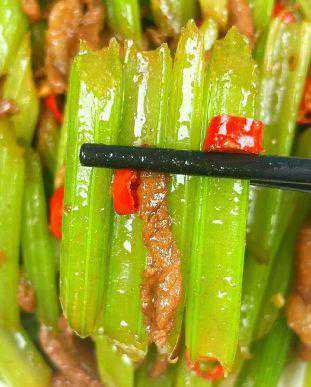 清爽解腻，美味可口：芹菜炒肉，让你爱上蔬菜的美味！