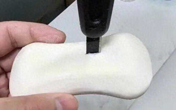 男子洗澡觉得皮肤刺痛，检查发现肥皂藏刀片，至少有1公分的长度