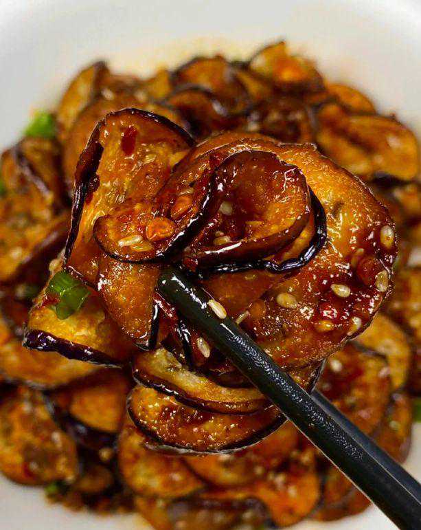 无油拌茄子：做出来的茄子脆而不腻，香辣可口