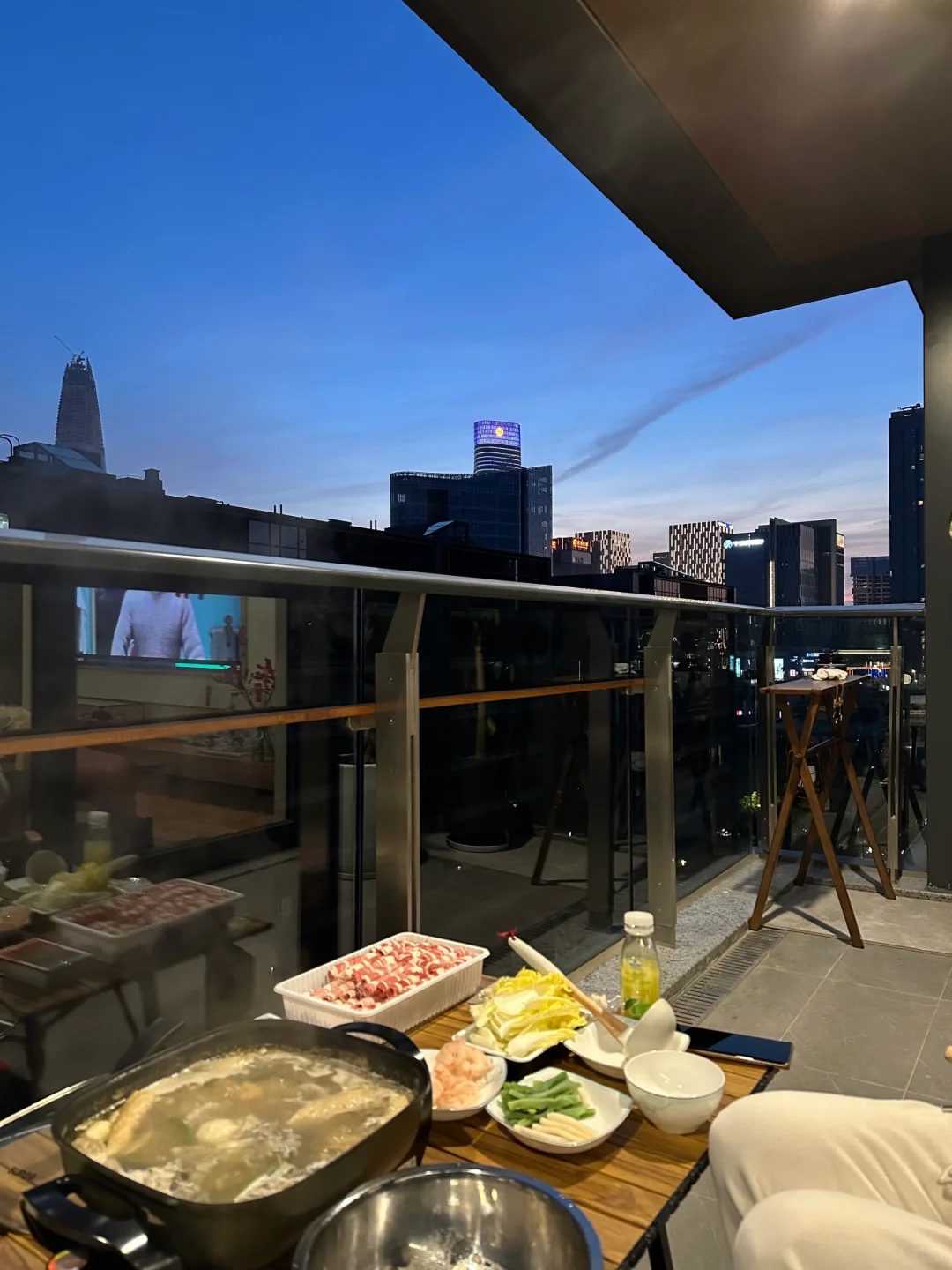 为何高层不封阳台的越来越多？看完楼下小姐姐的家，我后悔封阳台