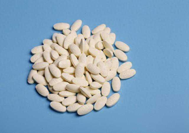 什么时间吃钙片，补钙效果最好？医生科普：正确补钙牢记4大原则