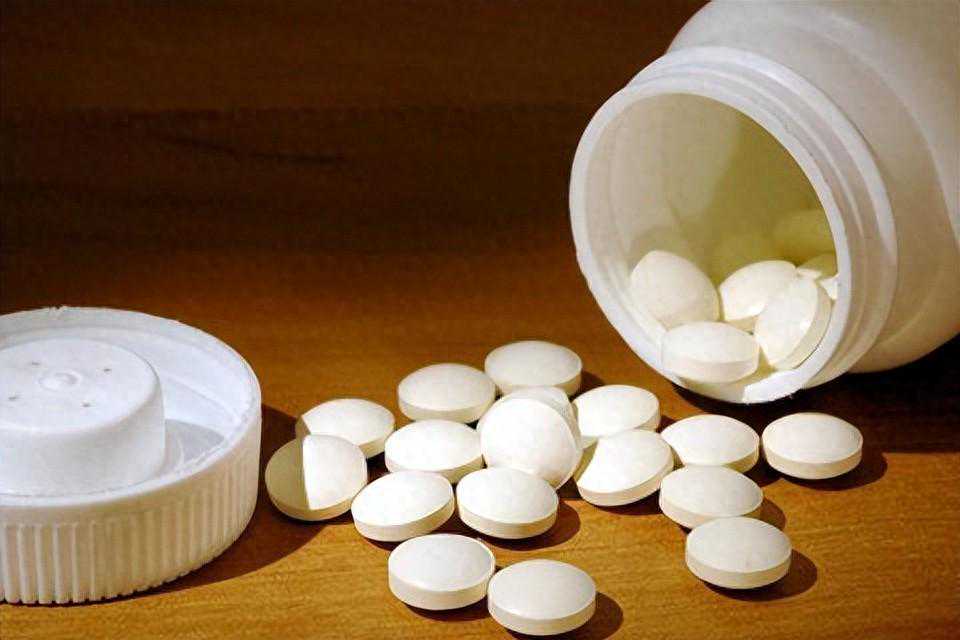 降压药应该早上吃，还是晚上吃好？饭前还是饭后？别吃错