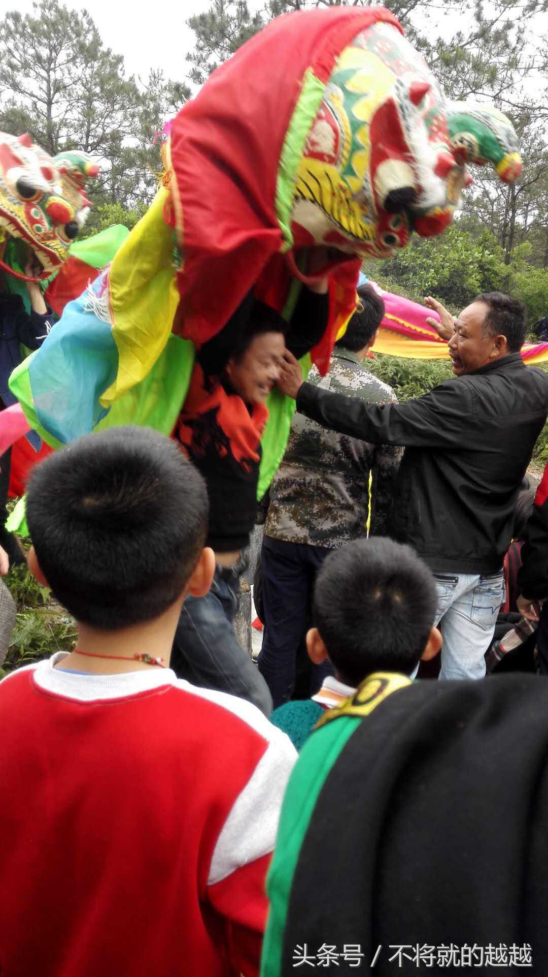 广西博白客家“撑犀”，独特角狮，不怒而威霸气十足，你会撑吗？