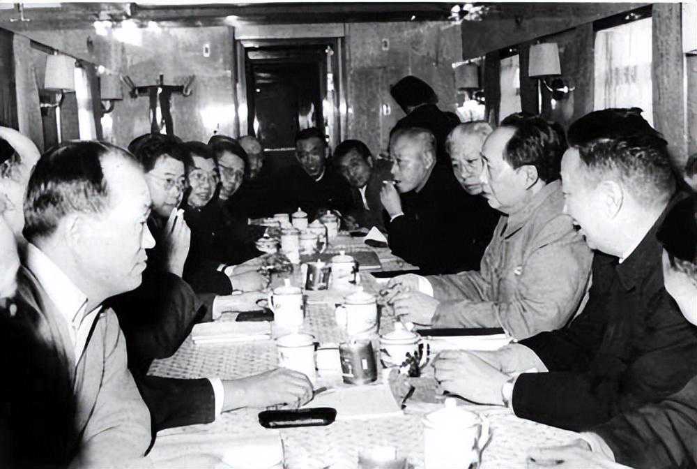 毛泽东吃饭会擂鼓，饭桌上老三样：辣椒、腐乳、马齿苋。尤爱辣椒