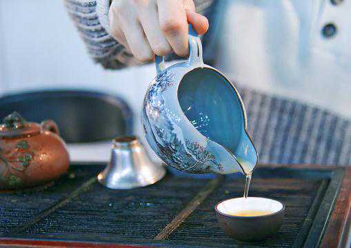 日本一家画廊用古董茶杯待客，茶杯价值高达2.5万美元