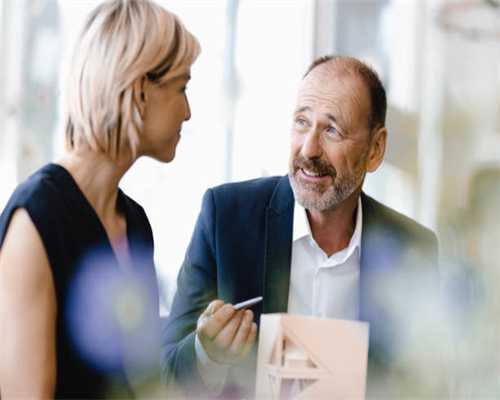 男子在丛林中发现一堆板栗：疑似松鼠过冬储备粮食