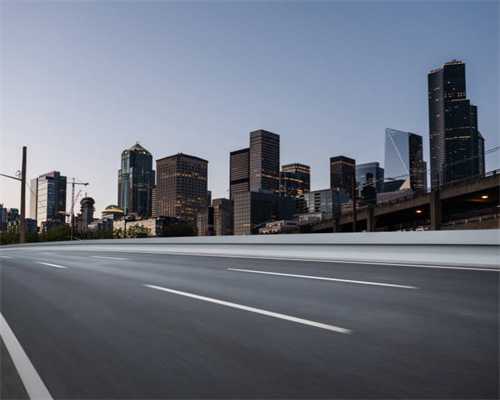 18个月的小猎犬做了四次剖腹手术，戴着嘴套都无法阻止