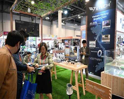 狗市上卖狗的孩子依依不舍，被卖的狗泪眼朦朦，买狗的人欢天喜地