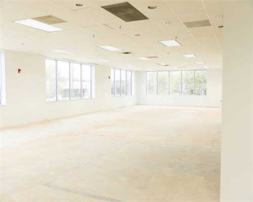 小奶狗负责照看宝宝，结果它困得左摇右晃，太让人心疼了