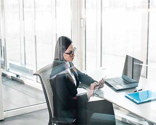 狗狗总爱乱咬人怎么办？想纠正这个坏习惯？把自己当成一棵树吧