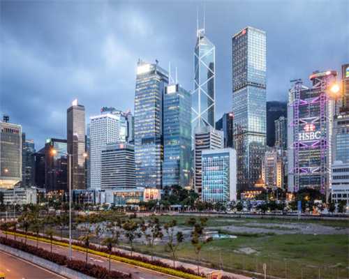 这狗妈有点虎，教小狗下楼特别没耐心：你教就教呗，拱孩子干啥？