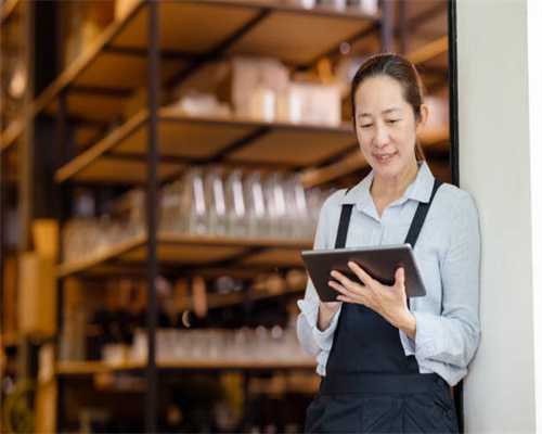 王源《客厅狂欢》MV拍摄花絮，现场和猫咪互动好可爱，妈粉狂喜