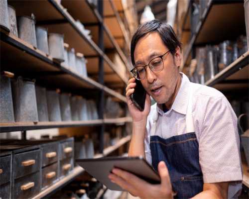 贵州狗狗吃香肠被卡喉，被主人“暴力”救回，第二天又被蜜蜂蛰