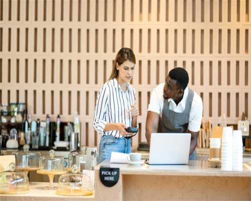 有三个主色调的金龙鱼，实为濒危物种，曾一条拍到10万美元？