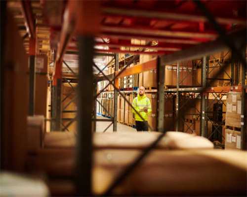 地面惨遭喵星人破坏，想猫咪饭后不挠地板？快来学这4招