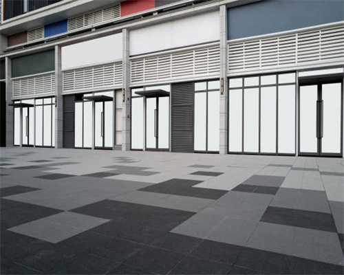 市场上，老爷爷带来两只黄狗，一只才200块，可是喜欢的人却不多