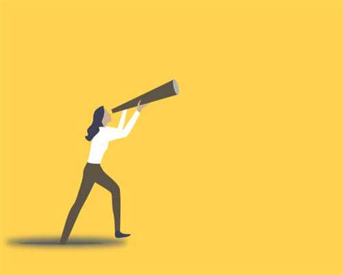 狗狗守着玩具做“缝合手术”，看似担心，实则是馋了，表情笑喷