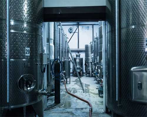 遛狗不拴绳宠物随地大小便 小区贴告示提醒爱护环境