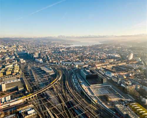 出门留学舍不得家里汪……妈妈每天给他云吸狗，很贴心了啊！