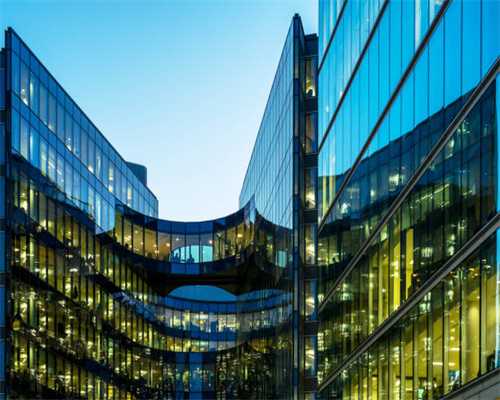 铭和社区有个巧手全阿姨一盘散珠，串编万物